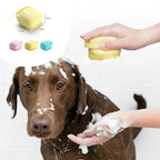 Cepillo de baño para mascotas dosificando champú